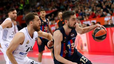 Sergio Rodríguez defiende a Satoransky con Rudy y Laprovittola al fondo en el Madrid-Barça de la Final Four de Kaunas 2023.