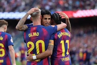 Joao Cancelo celebra con Dani Olmo y Raphinha el 5-1 al Sevilla. 