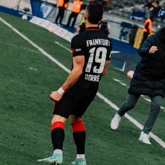 Rafael Santos Borré anota en goleada de Frankfurt a Hertha