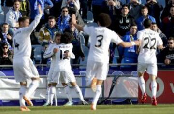 El delantero del Real Madrid Jesé Rodríguez celebra con sus compañeros el gol marcado al Getafe, durante el partido de la vigésimo cuarta jornada de liga de Primera División.