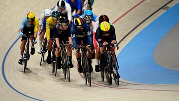 Riders compete in the men's track cycling omnium elimination race of the Paris 2024 Olympic Games at the Saint-Quentin-en-Yvelines National Velodrome in Montigny-le-Bretonneux, south-west of Paris, on August 8, 2024. (Photo by John MACDOUGALL / AFP)