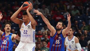 Basketball - Euroleague Semi final - FC. Barcelona v Real Madrid - Stark Arena, Belgrade, Serbia - May 19, 2022 Real Madrid's Walter Tavares in action with FC. Barcelona's Nikola Mirotic and Nicolas Laprovittola REUTERS/Marko Djurica