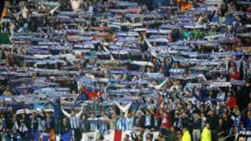 Los aficionados del M&aacute;laga durante el partido de ida de los octavos de final de la Champions ante el Oporto.