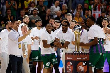 Kendrick Perry, MVP del partido, junto a sus compañeros de equipo momentos antes de recibir el trofeo.