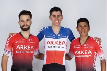 Nairo Quintana presenta la equipación del Arkéa Samsic junto a sus compañeros y compatriotas Dayer Quintana y Winner Anacona.