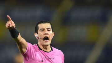 AME2150. BUENOS AIRES (ARGENTINA), 13/07/2021.- El árbitro colombiano Andrés Rojas en acción hoy durante un partido entre Boca Juniors y Atlético Mineiro por los octavos de final de la Copa Libertadores 2021, en el estadio Alberto J. Armando "La Bombonera" en Buenos Aires (Argentina). EFE/ Marcelo Endelli /POOL