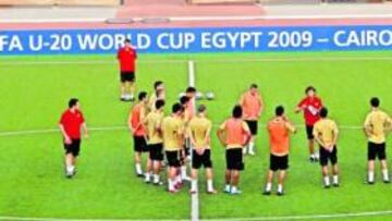 <b>CON GANAS. </b>Milla arengó a los suyos antes de la sesión de ayer.