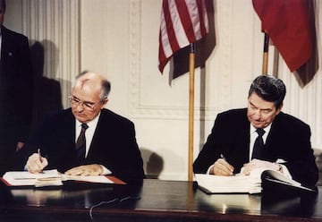 Así fue la reunión en la que Gorbachov acordó pausar la Guerra Fría ante una invasión alienígena
