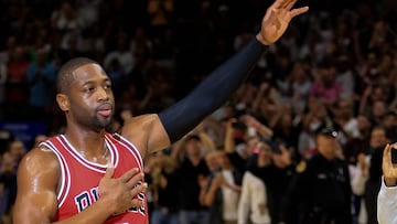 Wade saluda a los aficionados de Miami Heat tras el homenaje recibido en el primer cuarto.