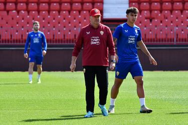 Pepe Mel: ¡°El libro del Almer¨ªa es m¨¢s parecido a Harry Potter¡±