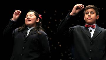 Los ni&ntilde;os de San Ildefonso Yossueff Salhi y Noelia Katiuska cantando el premio gordo 2017 al n&uacute;mero 71.198.