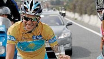 <b>EL ÚLTIMO ÉXITO. </b>Contador y Bruyneel festejan la Vuelta 2008.