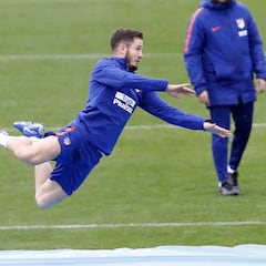 Saúl ensayó de lateral zurdo ante la lesión de Filipe Luis