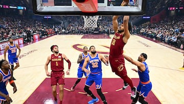 Jarrett Allen, pívot de Cleveland Cavaliers, machaca ante la mirada de Karl-Anthony Towns, ala-pívot de New York Knicks.