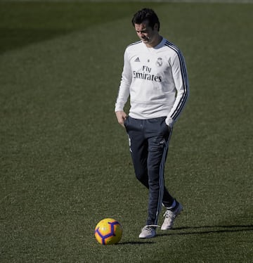 El entrenador madridista pensativo durante el entrenamiento