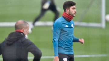 Unai Núñez observado por Garitano en Lezama.