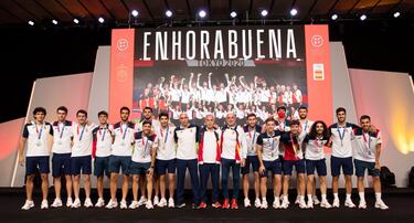 La Federación Española de Fútbol recibió con todos los honores a los medallistas de plata de Tokio. En un emotivo acto en Las Rozas, Luis Rubiales puso en valor el logro conseguido por los jugadores de Luis de la
Fuente. Alejandro Blanco, presidente del COE, calificó de “impresionante” al equipo que presentó España.