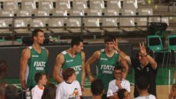 <b>RELAJACIÓN. </b>La plantilla verdinegra con jóvenes jugadores.