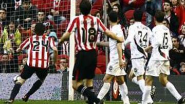 <b>EL PRIMERO DE LA TARDE. </b>Codina se estira pero no puede hacer nada para evitar el gol de Pablo Orbaiz.