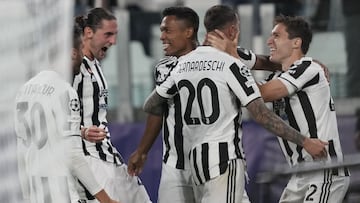 Juventus&#039; Federico Chiesa, right, celebrates with teammates after scoring his side&#039;s opening goal during the Champions League group H soccer match between Juventus and Chelsea at the Allianz stadium in Turin, Italy, Wednesday, Sept. 29, 2021. (A