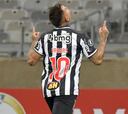 Vargas coronó la goleada de Mineiro con una 'palomita'