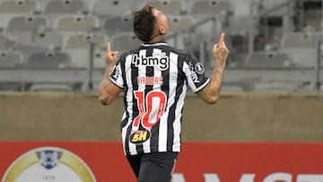 Vargas coron&oacute; la goleada de Mineiro con una &#039;palomita&#039;