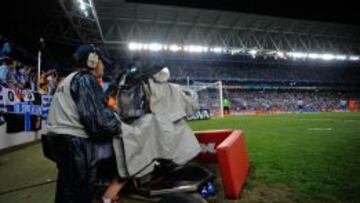 Un operador de c&aacute;mara de televisi&oacute;n, pendiente en Cornell&agrave;-El Prat de un partido del Espanyol.