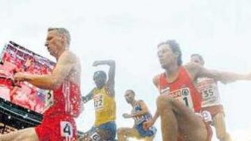 <b>ENTRE LAS AGUAS. </b>Los atletas pasan una de las rías de los 3.000 metros obstáculos. Fue en la penúltima en la que Blanco atacó.