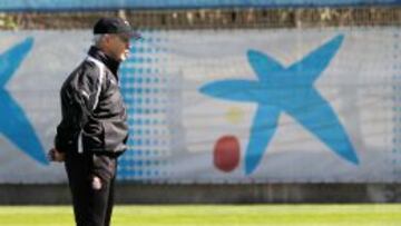 Javier Aguirre, en un entrenamiento en Sant Adri&agrave;.