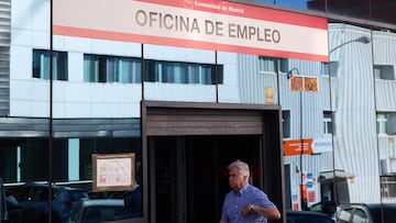 Un hombre pasa por la oficina del SEPE de la calle Miguel Yuste, a 2 de septiembre de 2022, en Madrid (España). El número de parados registrados en las oficinas de los servicios públicos (antiguo Inem) aumentó en 40.428 personas en agosto, un 1,4 % más que en julio y vuelve a situarse por encima de los 2,9 millones de parados, según datos publicados por el Ministerio de Trabajo y Economía Social. En comparación con los datos registrados en agosto de 2021, el paro se ha reducido en 409.675 personas, un 12,29 %.
02 SEPTIEMBRE 2022;PARO;EMPLEOS;PARADOS;AGOSTO;DESEMPLEO;VACACIONES;CONTRATOS TEMPORALES;SEPE;INEM
Jesús Hellín   / Europa Press
02/09/2022