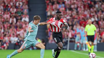 BILBAO, 31/08/2024.- El centrocampista del Atlético de Madrid Pablo Barrios (i) pelea un balón con el delantero del Athletic Iñaki Williams durante el partido de la cuarta jornada de LaLiga que Athletic de Bilbao y Atlético de Madrid disputan este sábado en San Mamés. EFE/LUIS TEJIDO
