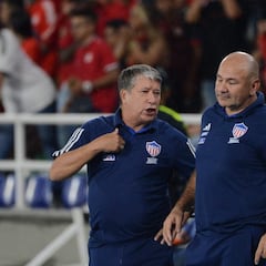 Hinchas del Junior insultan y lanzan objetos al Bolillo