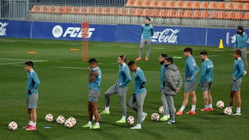 Los jugadores del Atlético en una sesión en la vuelta al trabajo tras el parón de Navidad. Dos onces de cara al Marbella.