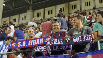 Aficionados del Eibar exhiben sus bufandas durante el partido de su equipo contra la Real Sociedad.