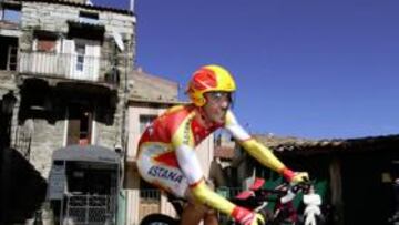 <b>COHETE. </b>Contador traza con su Spezialized una curva cerrada en las pintorescas calles de Porto Vecchio.