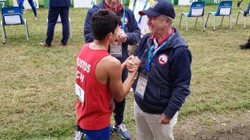 Esteban Bustos conversa con Miguel Ángel Mujica tras lograr la medalla de plata.