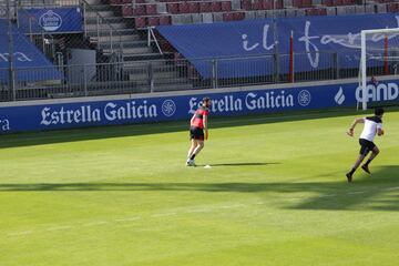 Los jugadores del Lugo haciendo ejercicios manteniendo la distancia de seguridad.



