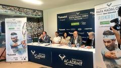 Rafa Nadal, junto a Mar&iacute;a Jos&eacute; Rienda, secretaria de Estado para el Deporte, y Miguel D&iacute;az, presidente de la RFET, en la presentaci&oacute;n del Rafa Nadal Open Banc Sabadell del ATP Challenger Tour.