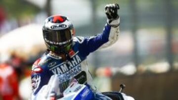 Lorenzo celebra su victoria en Mugello.