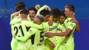 Los futbolistas del Atl&eacute;tico celebran el 1-2 de Luis Su&aacute;rez en Eibar.