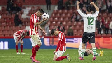 31-03-24. IMAGEN DE DESOLACIÓN DE LOS JUGADORES DEL SPORTING TRAS LA DERROTA ANTE EL RACING DE SANTANDER EN EL MOLINÓN.