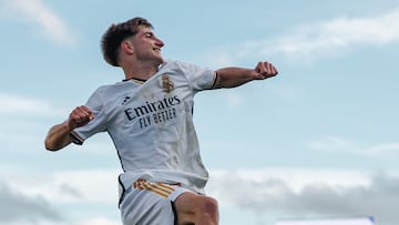 César Palacios celebra un gol con el Juvenil A del Real Madrid.