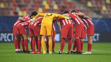 Los futbolistas del Atl&eacute;tico hacen pi&ntilde;a antes del partido ante el Chelsea en Bucarest (Ruman&iacute;a).