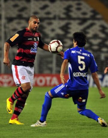 Debutó en 2000 con Flamengo, equipo la que regresaría en 2009.