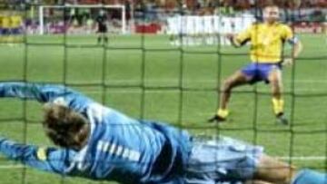 <b>DECISIVO</b>. Van der Sar detuvo el lanzamiento del ex jugador del Racing de Santander.