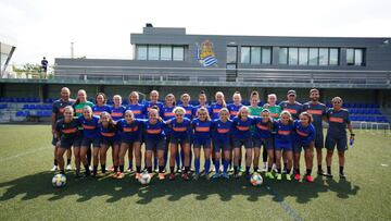 Foto de familia de la Real Sociedad femenina en su primer entrenamiento.