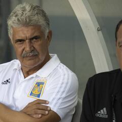 Ricardo ‘Tuca’ Ferretti se hizo de palabras con aficionados