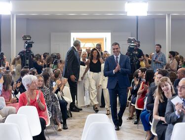 El presidente del Gobierno, Pedro Sánchez, a su llegada al acto de entrega de la Placa de Oro de la Real Orden del Mérito Deportivo a la selección española de baloncesto 1984 y la Gran Cruz de la Real Orden del Mérito Deportivo a la baloncestista Laia Palau.