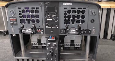 Encuentra un simulador de vuelo gigante y lo convierte en el mejor setup para un PC gaming: “Tenemos una cabina de vuelo modular”