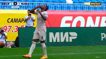 Cazador de balones por los aires y rebotes en el suelo.